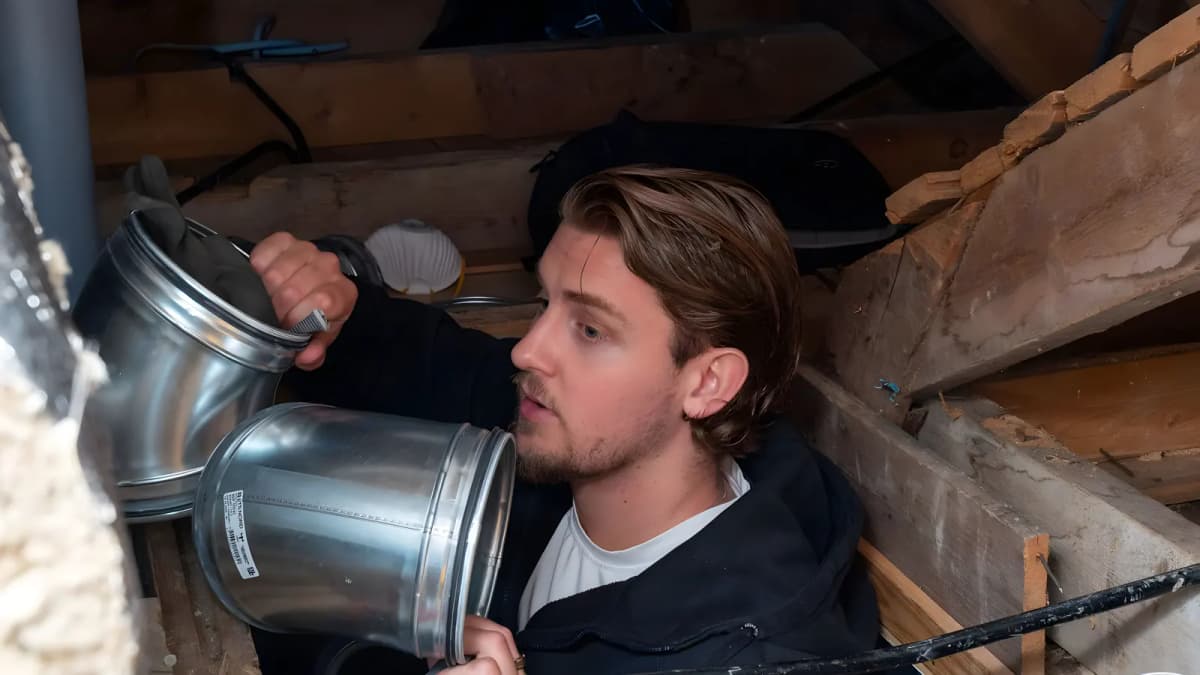 Tekniker som förbereder byte av ventilationsaggregat