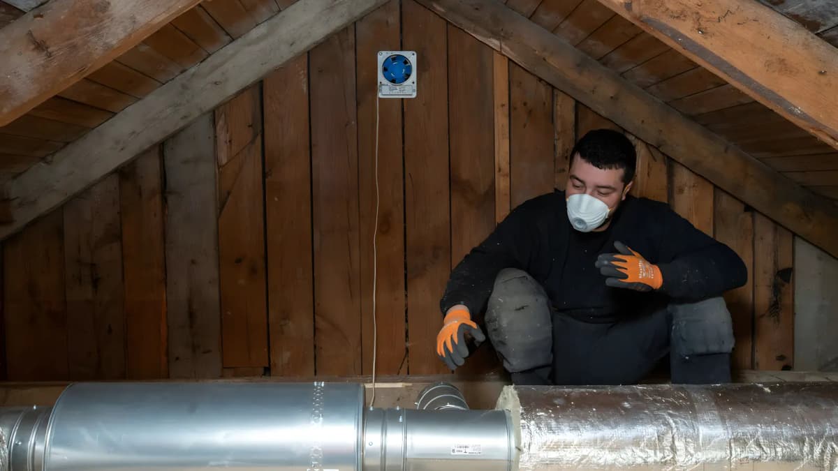 Montör som installerar kanaler till ett FTX-system