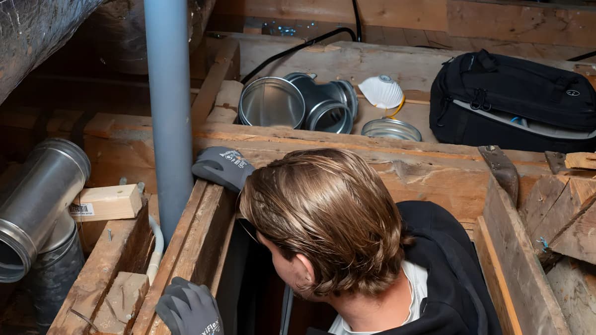 Tekniker som förbereder underlag för radonmätning i en bostad