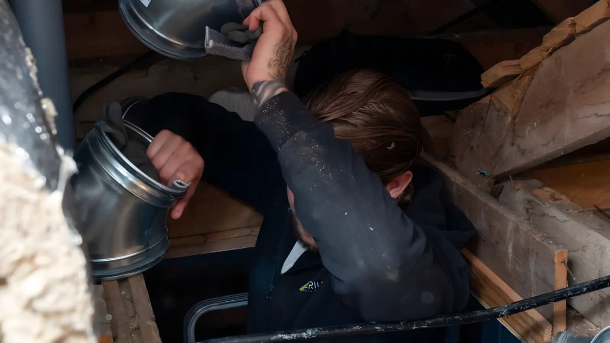 Tekniker som utför service på ett ventilationsaggregat