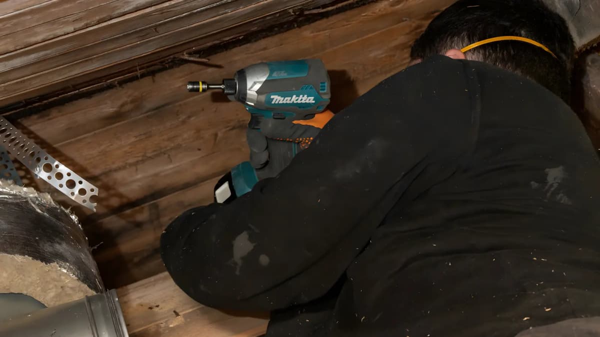 Tekniker som arbetar med rengöring av ventilationskanaler